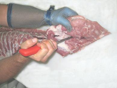 Шаг 6. Выделяем  мясо с крестцовой части.